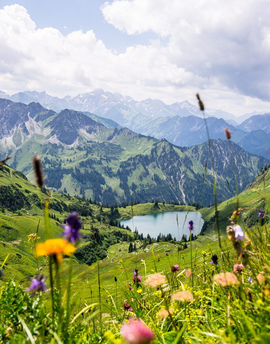 Bergsee inmitten Bergkulisse
